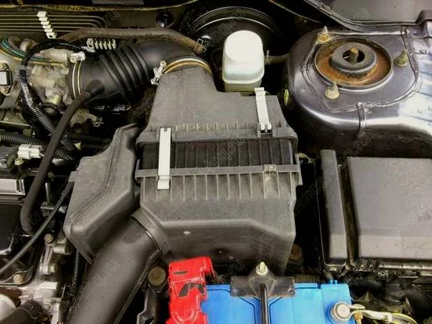 вытаскивание старого воздушного фильтра